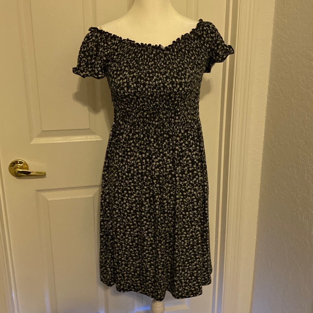 Black & white small floral print dress. Size L